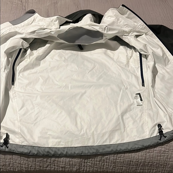 Patagonia rain Jacket - Picture 11 of 16